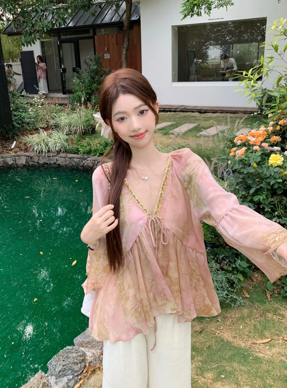 女性の春夏エレガントな V ネックブラウスレディストリートスパンコール襟プルオーバールーズ花柄シャツトップ