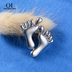 OI New Cute Little Feet Shape Brooches for Women Children Suit Scarf Hat Laple Gray Pins Jewelry Kids New Year Gifts