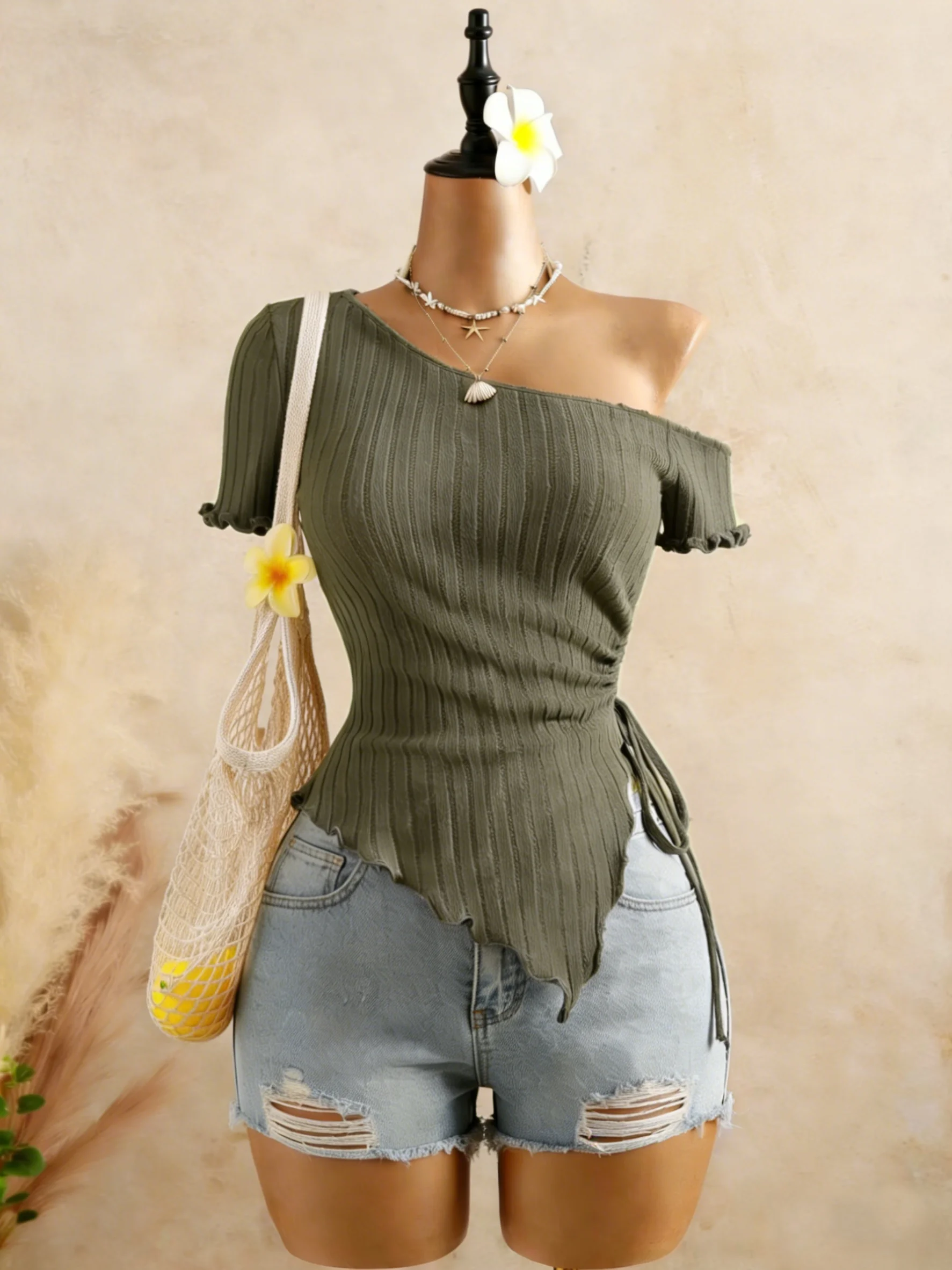 Damen One-Shoulder-Kurzarm-Top aus geripptem Strick mit seitlichem Kordelzug, gerafftem asymmetrischem Wellensaum, schmaler Passform, einfarbig schwarz, Sommer Y2K T-Shirt – Detail 1