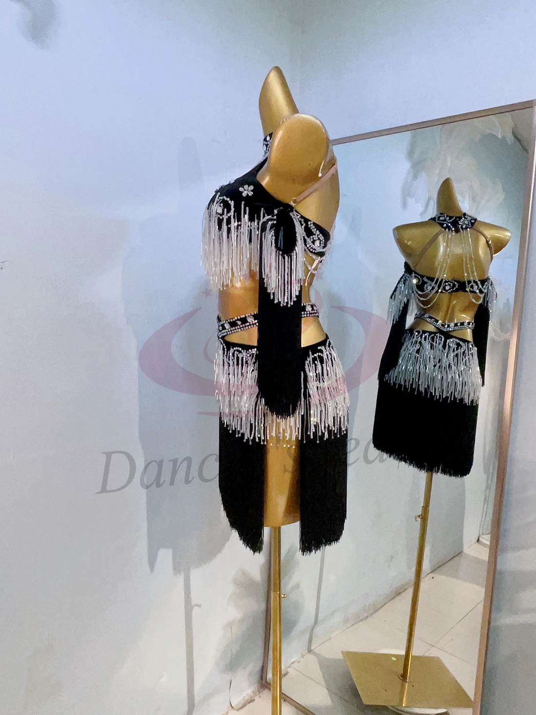 

Latin Dance Diamond Women's High end Customized Crystal tassel Hanging Neck Flower Dress Samba Dance Dress Performance Dress