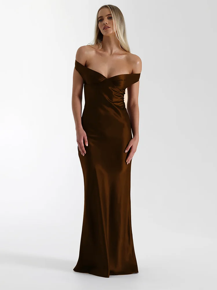 Elegante witte satijnen maxi-jurk met off-shoulder halslijn, tailleband, mouwloos, 2026, nieuwe avondjurk