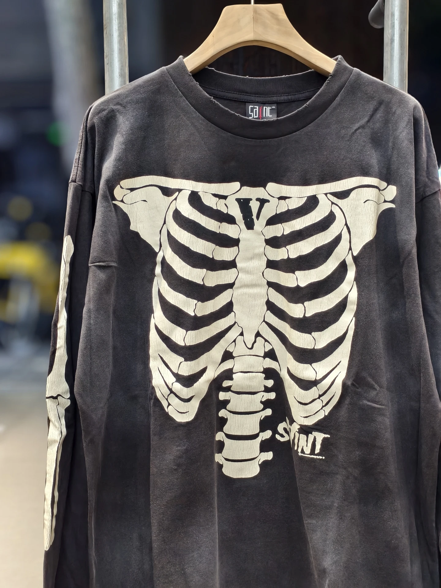 

Свободная футболка с длинным рукавом в американском уличном стиле, с принтом скелета, винтажная, базовый слой, модный хлопковый топ с круглым вырезом