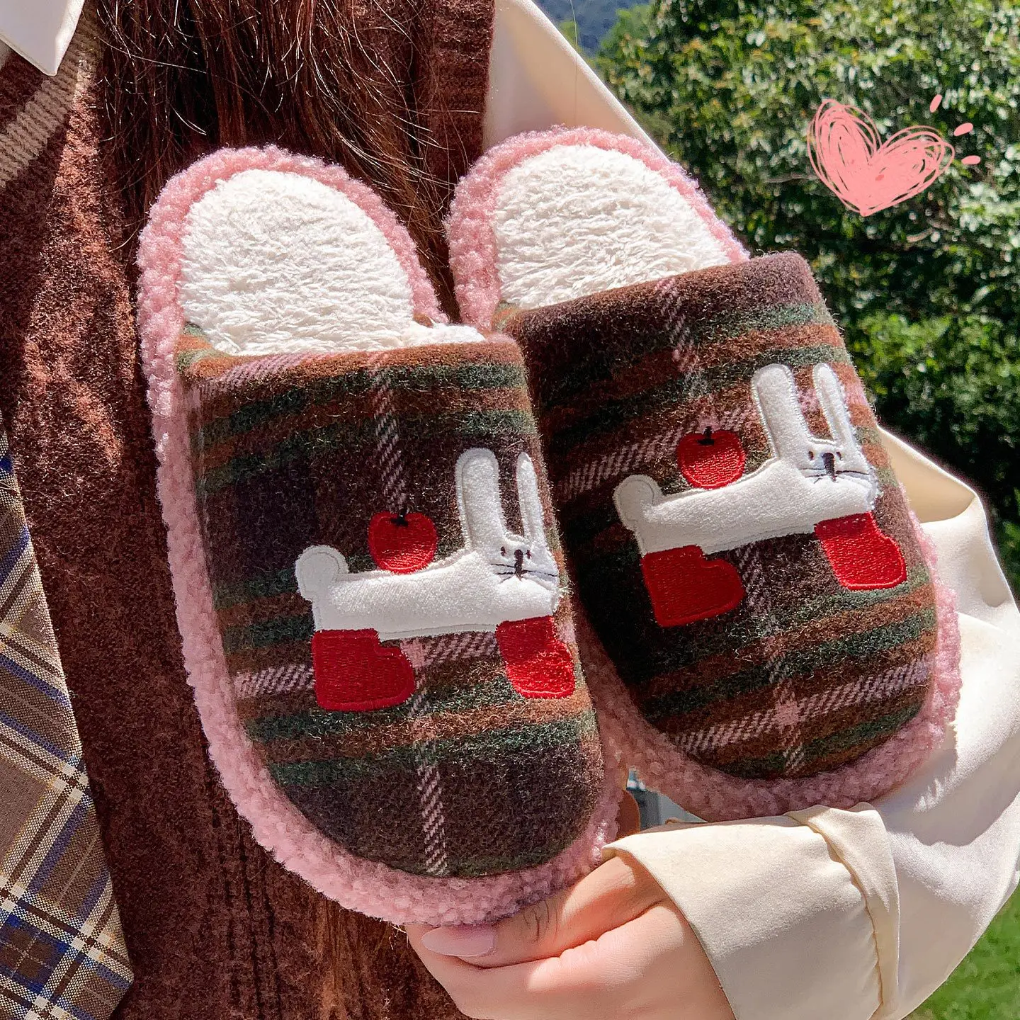 

Тапочки для пар с милыми героями мультфильмов, новинка 2025, плюшевая противоскользящая домашняя обувь для женщин и мужчин, теплые антибактериальные домашние тапочки