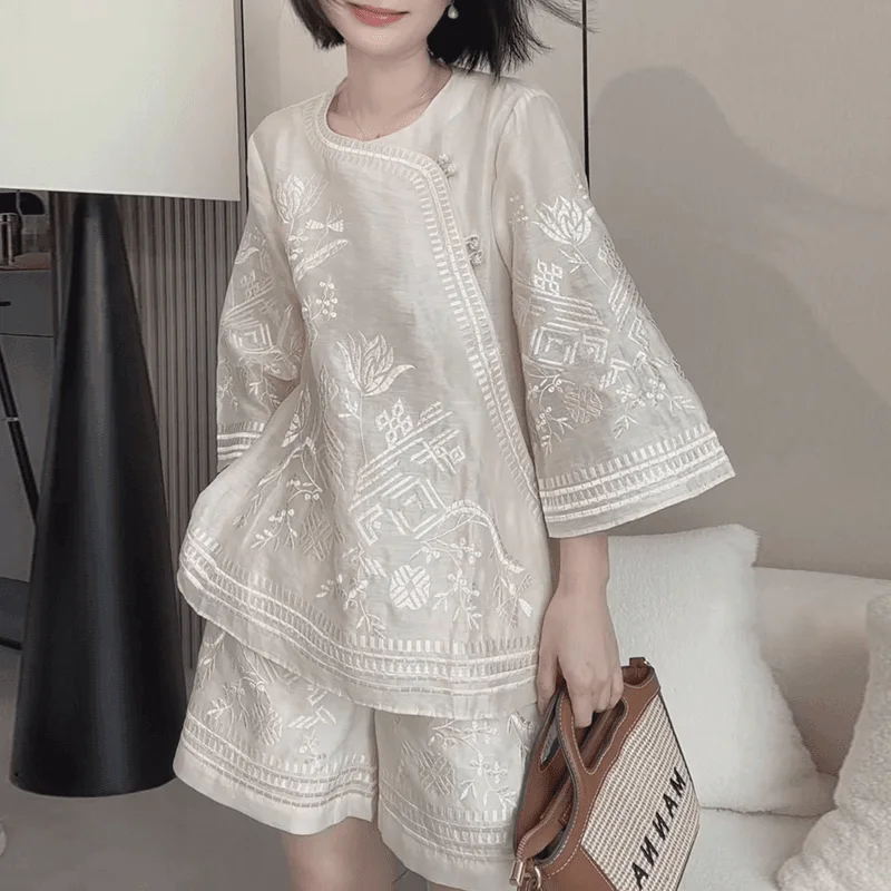 

Женский новый комплект из льняной ткани с вышивкой в стиле Heavy Industry: топ с рукавом три четверти и шорты, лето 2026, повседневный женский комплект из двух предметов