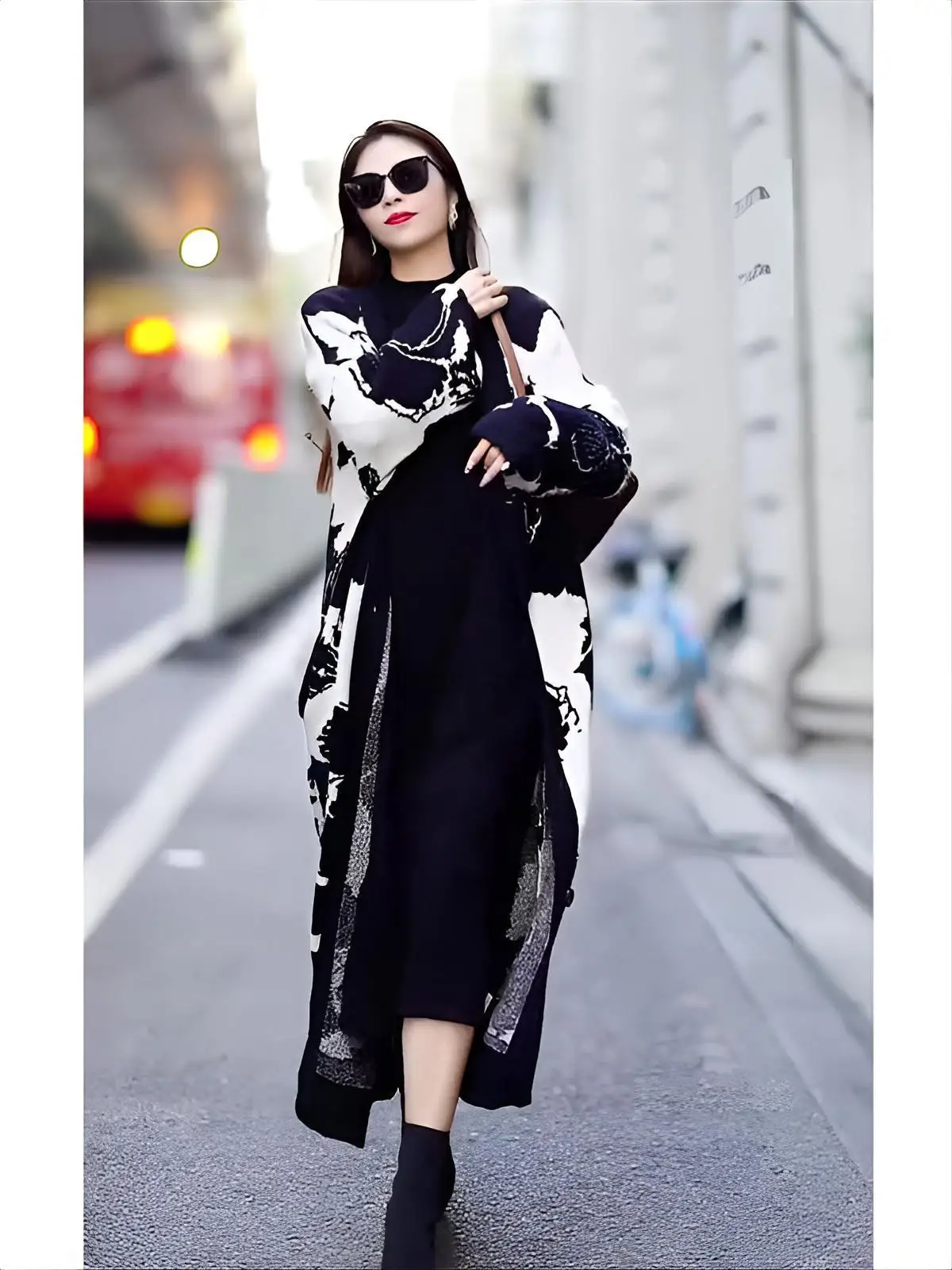 

Женский удлиненный кардиган черного цвета, весенний, асимметричный, свободного кроя, с воротником-стойкой, рукавами «летучая мышь», на пуговицах, с комбинированными вставками, повседневный, минималистичный, приталенный.