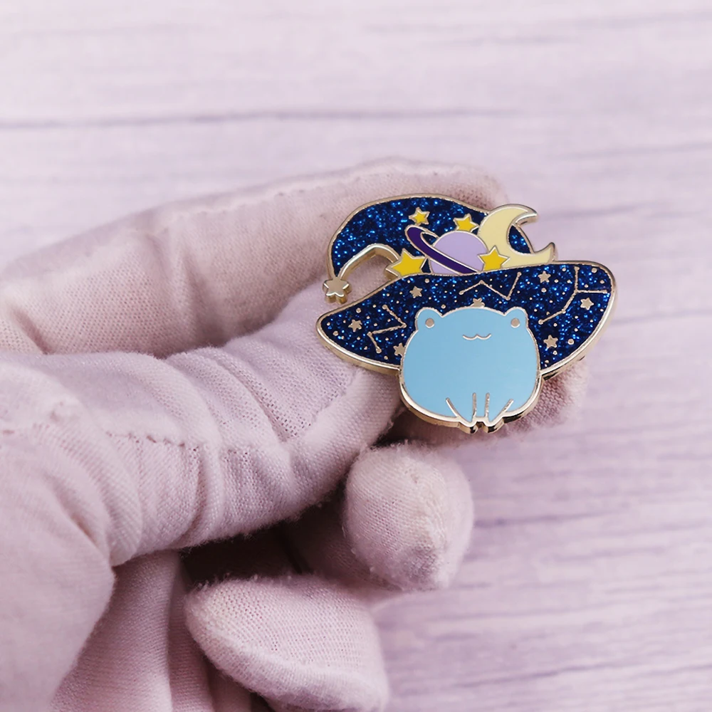 Niedliche Zauberer-Frosch-Emaille-Anstecknadel, glitzernde Sternenhimmel-Zaubererhut-Brosche, Rucksack- und Kleidungszubehör, Geschenke für Zauber-Enthusiasten – Detail 5