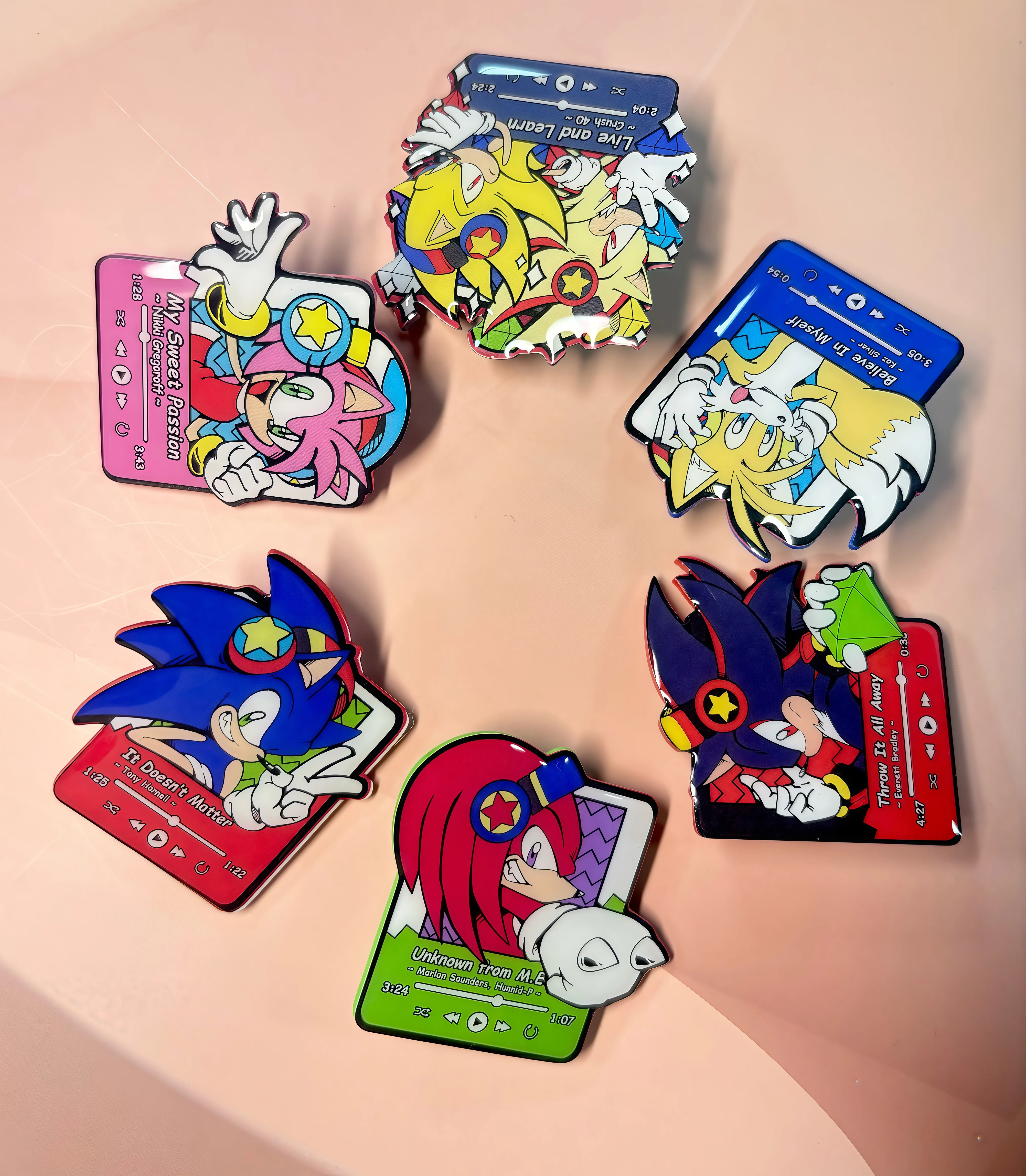 Anime hedgehog-themed brooches, small animal cartoon collectible brooches, suitable for collection and as birthday gifts.