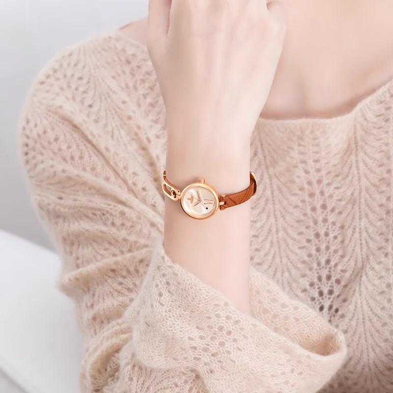 วิเวียน เวสต์วูดนาฬิกาสำหรับสุภาพสตรีสายหนังสีน้ำตาลที่หรูหราและมีสไตล์