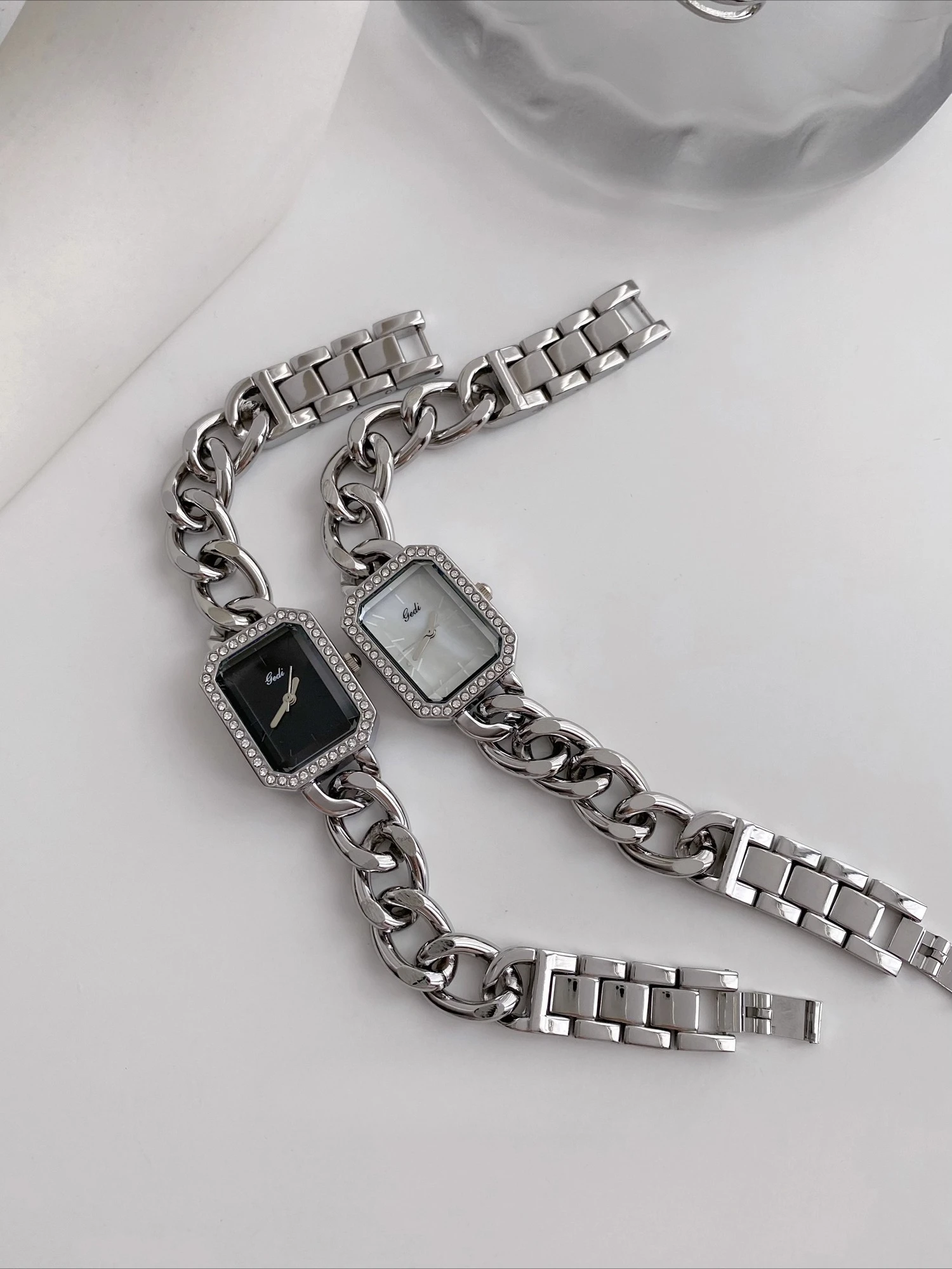 Relógio de pulso feminino elegante, estilo pulseira retangular, design sofisticado e estiloso, perfeito como presente para mulheres.