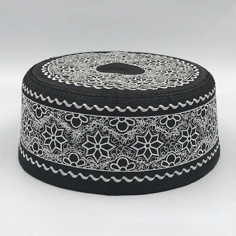 Produits fiscais Turquie Vêtements pour hommes musulmans Chapeau de prière saoudienne Noir avec broderie blanche Yarmulke Chapeaux à dessus plat Casquettes islamiques juives