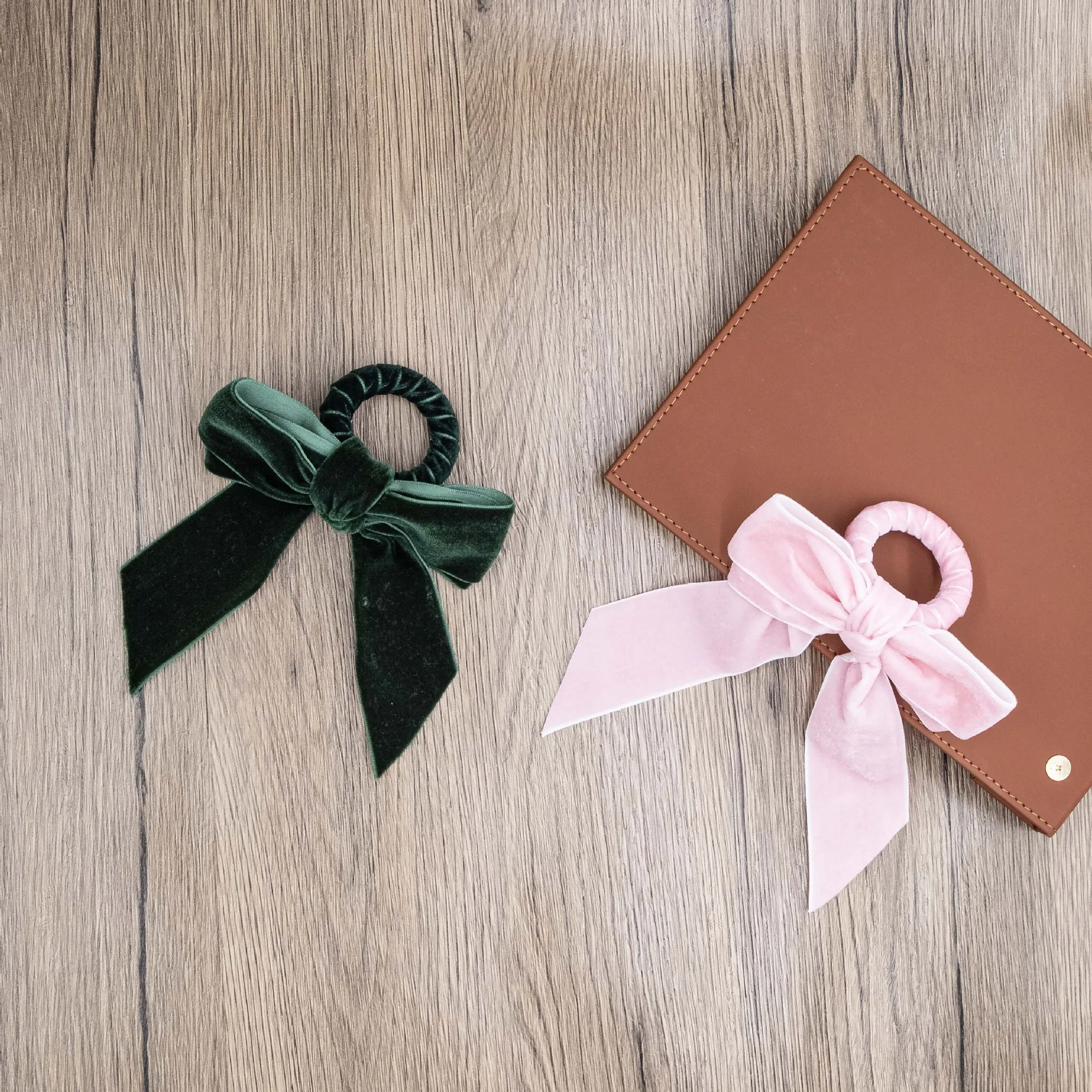 

6pcs Red&Green Bow Christmas Napkin Rings Chic Velvet Bowknot for Xmas Dinner Parties Holiday Wedding Home Napkin Holders