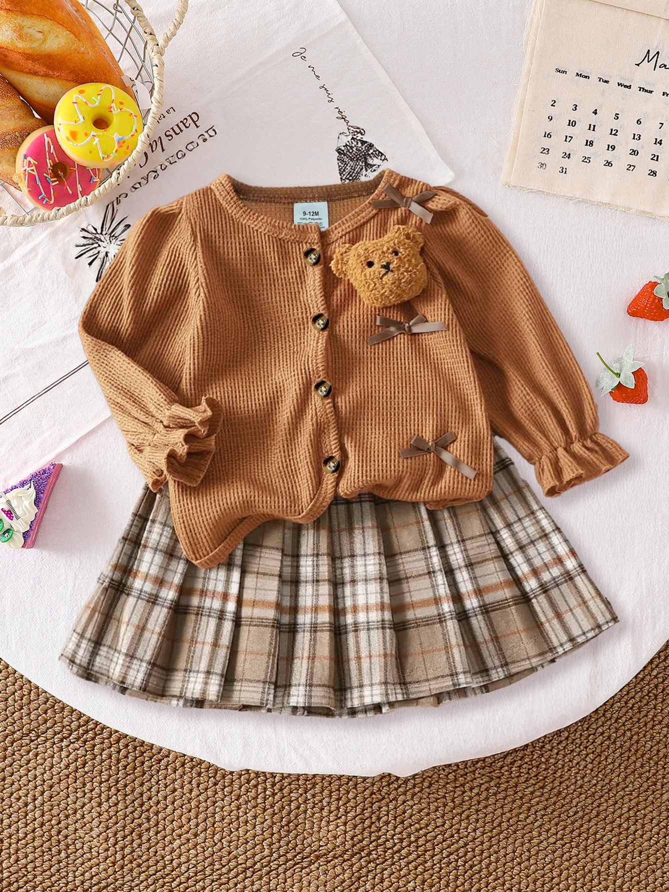 

2-Piece Set for Baby Girls, Spring and Autumn Thin Skirt Suit, Baby Girl's Three-Dimensional Bow and Bear Decoration, Round Neck Long-Sleeve Button-Up Top + Preppy Style Plaid Skirt, Cute and Sweet Princess Dress with Lace Cuffs, Fashionable and Versatile