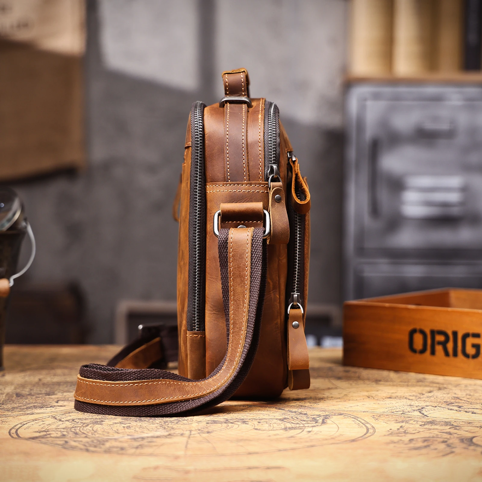 Vintage Leder-Umhängetasche für Herren, Lässige Crossbody-Tasche, Herren-Schultertasche aus Crazy-Horse-Leder, Handgefertigt – Detail 11