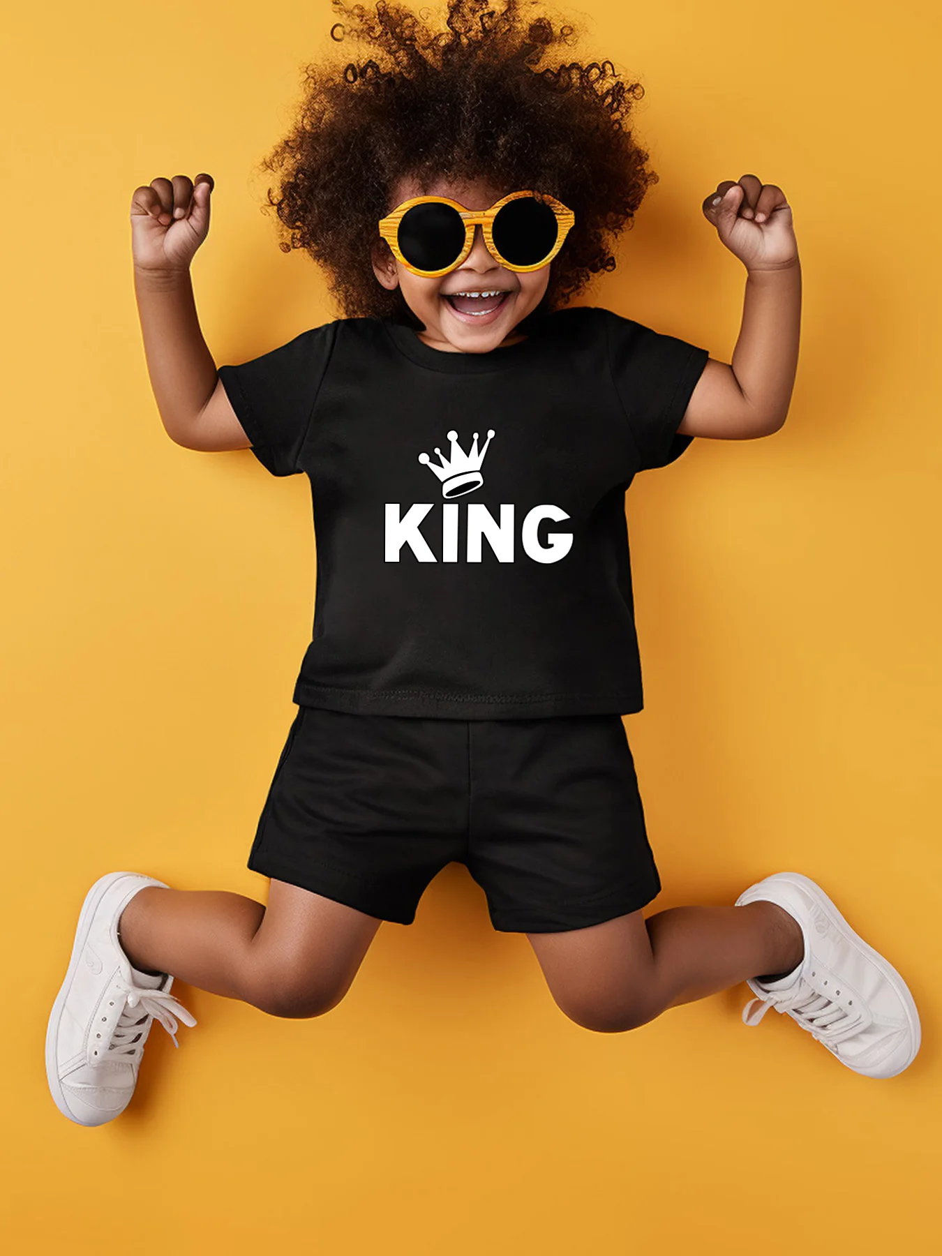 

Летний комплект из двух предметов: футболка и шорты с принтом короны