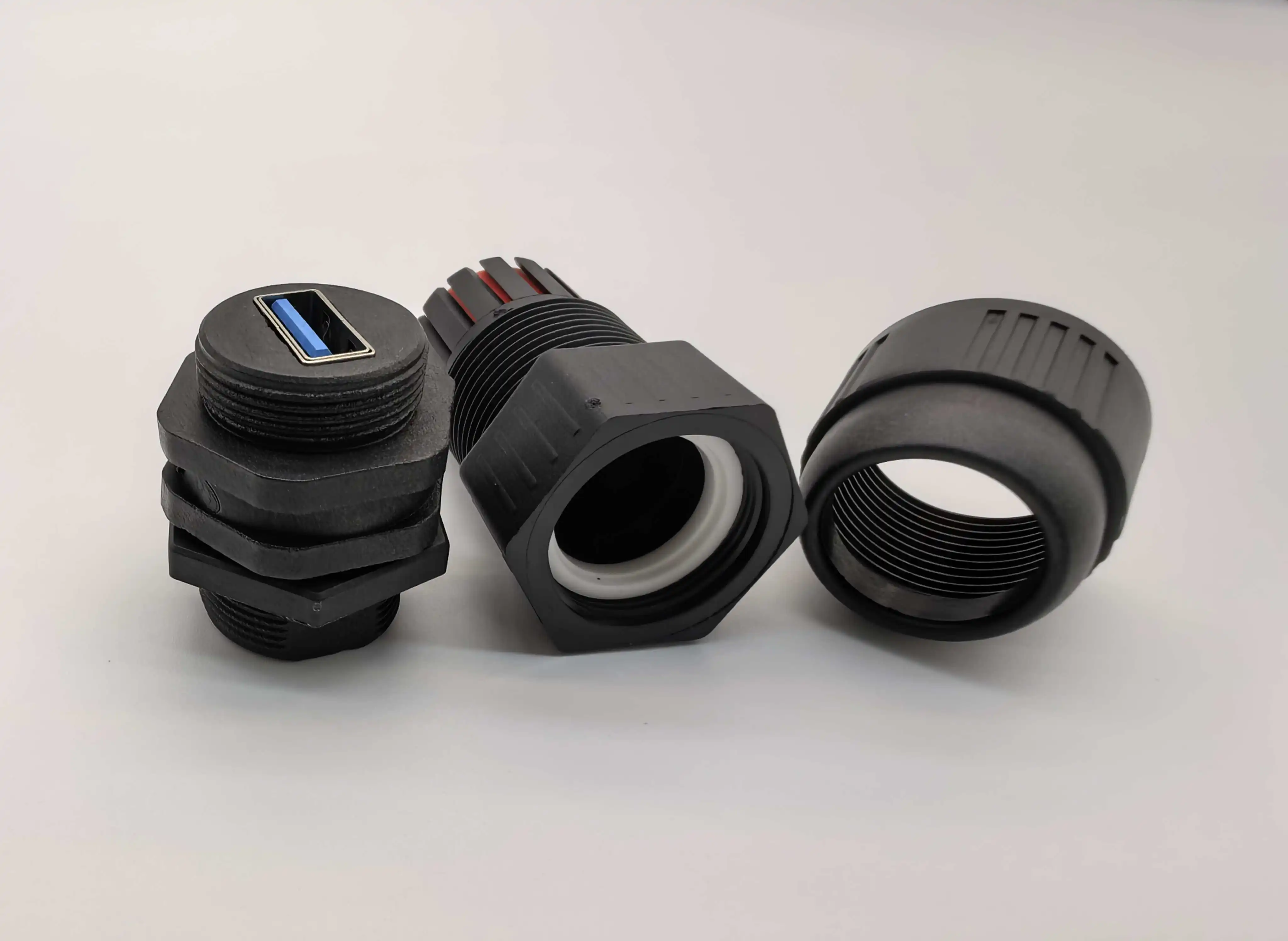 مقرنة USB 3.0 مقاومة للماء باللون الأزرق IP67 مع موصل مقاوم للغبار بقفل سداسي ملولب للسيارات الصناعية في الهواء الطلق
