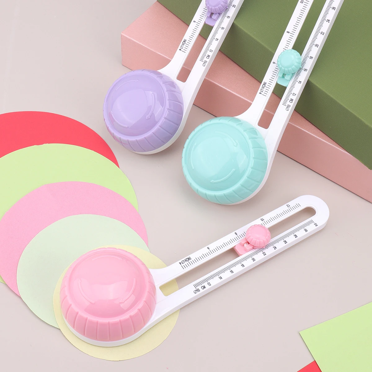 1 قطاعة ورق مستديرة، أداة قطع يدوية يمكن تدويرها - قطاعة ورق مستديرة مصنوعة يدويًا لبطاقات المعايدة من الورق المقوى