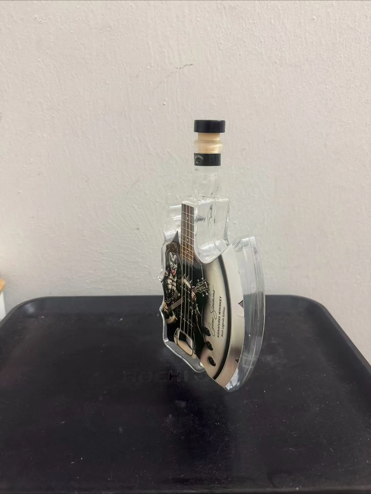 KISS Band Demon Axe – Gitarrenförmiger Whiskey-Dekanter, einzigartige Glasflasche für Spirituosen, Rockbar-Dekoration, Sammlerstück, Geschenk für Rockmusik-Fans – Detail 1
