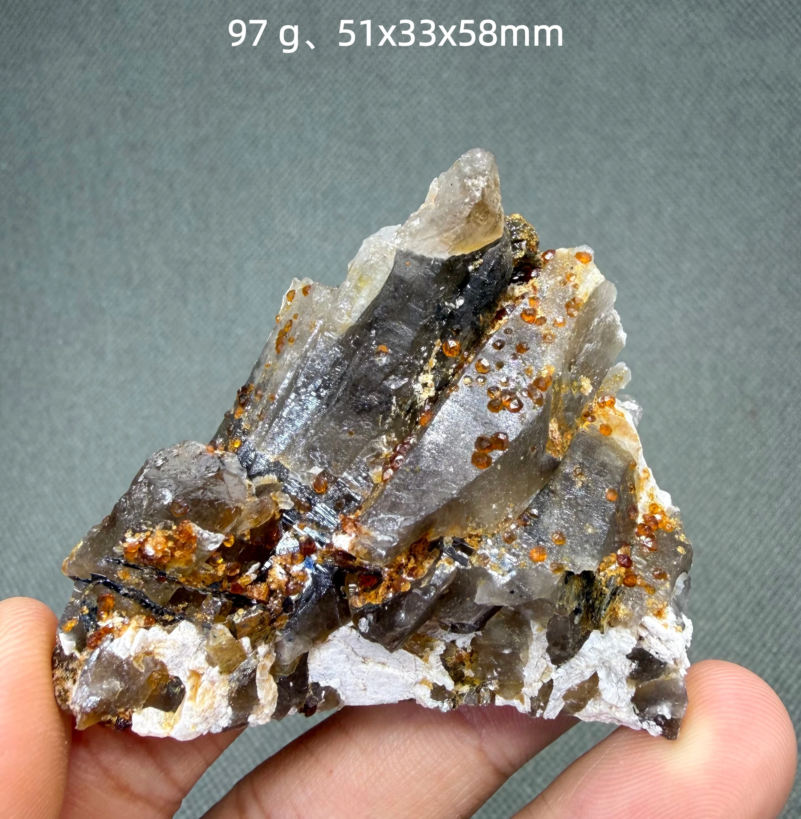 Garnet naturel sur quartz de Chine, spécimen minéral en cluster de cristaux, rare