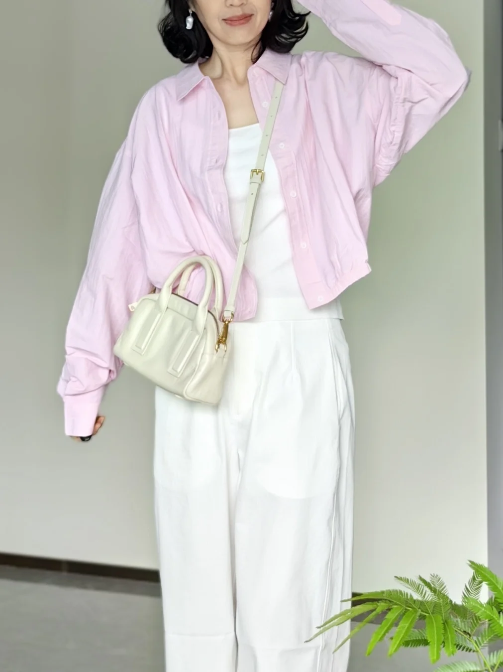 

Зеленая женская куртка с длинными рукавами: легкая, дышащая, не мнется, комфортная, свободного кроя, с эффектом прохлады.