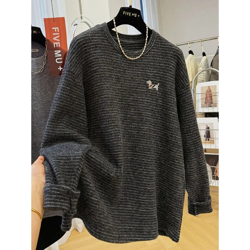 Felpa pullover senza cappello con collo rotondo a righe pelose ricamate a fumetti per donna in camicia base autunnale e invernale