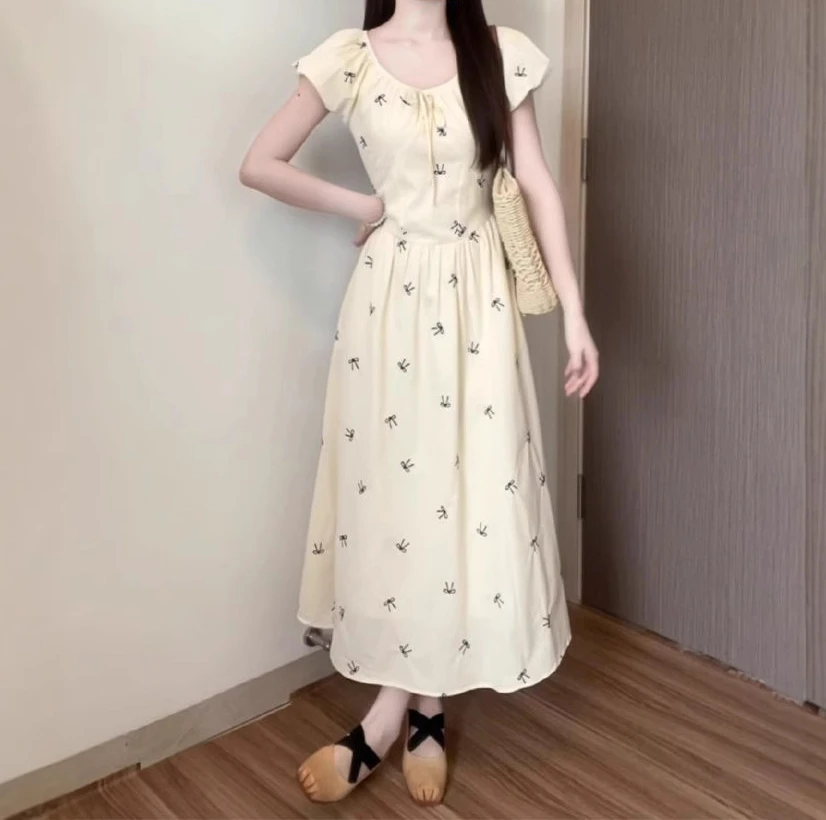 Abito da donna con maniche a sbuffo francese con gonna lunga floreale con temperamento estivo in vita