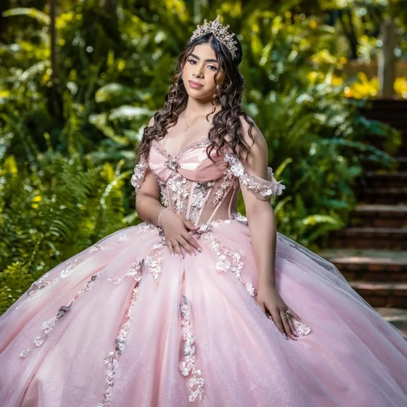 

Блестящие розовые платья Quinceanera по индивидуальному заказу с открытыми плечами и аппликацией из тюля с длинным хвостом и кружевом с 3D цветком Vestido 15, Quinceanera