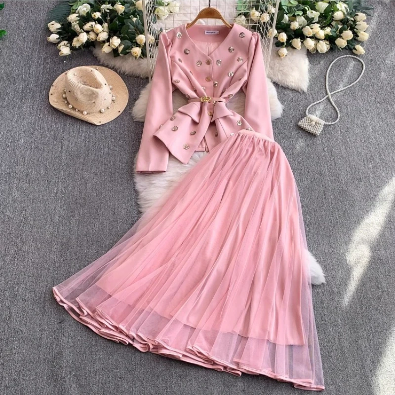 

Комплект из двух предметов: легкий люксовый жакет в европейско-американском стиле с металлическими цветочными пряжками и тонким поясом + сказочное сетчатое платье