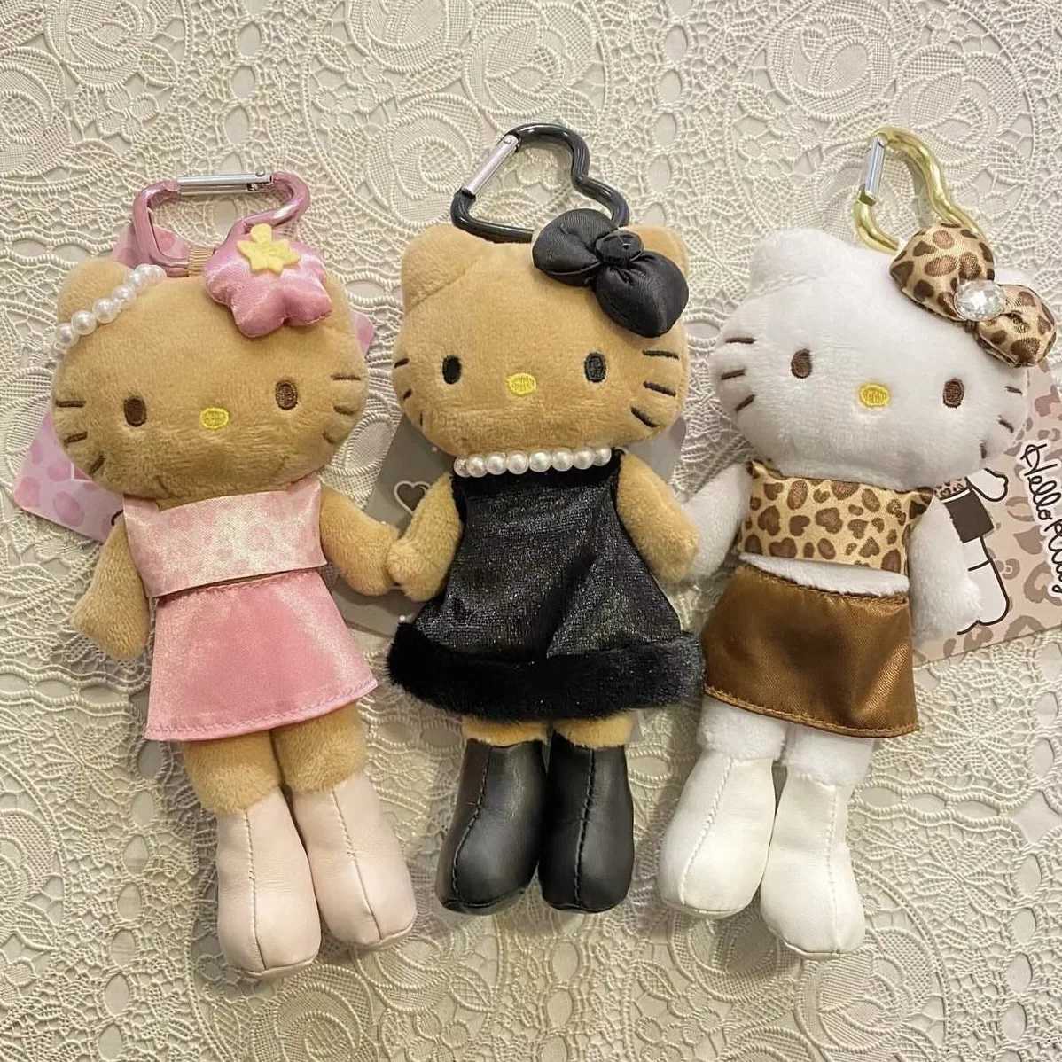 Sanrio hello kitty leopardo impressão pernas longas boneca de pelúcia chaveiro kawaii pele preta kt gato fofo brinquedo de pelúcia pingente presente de aniversário