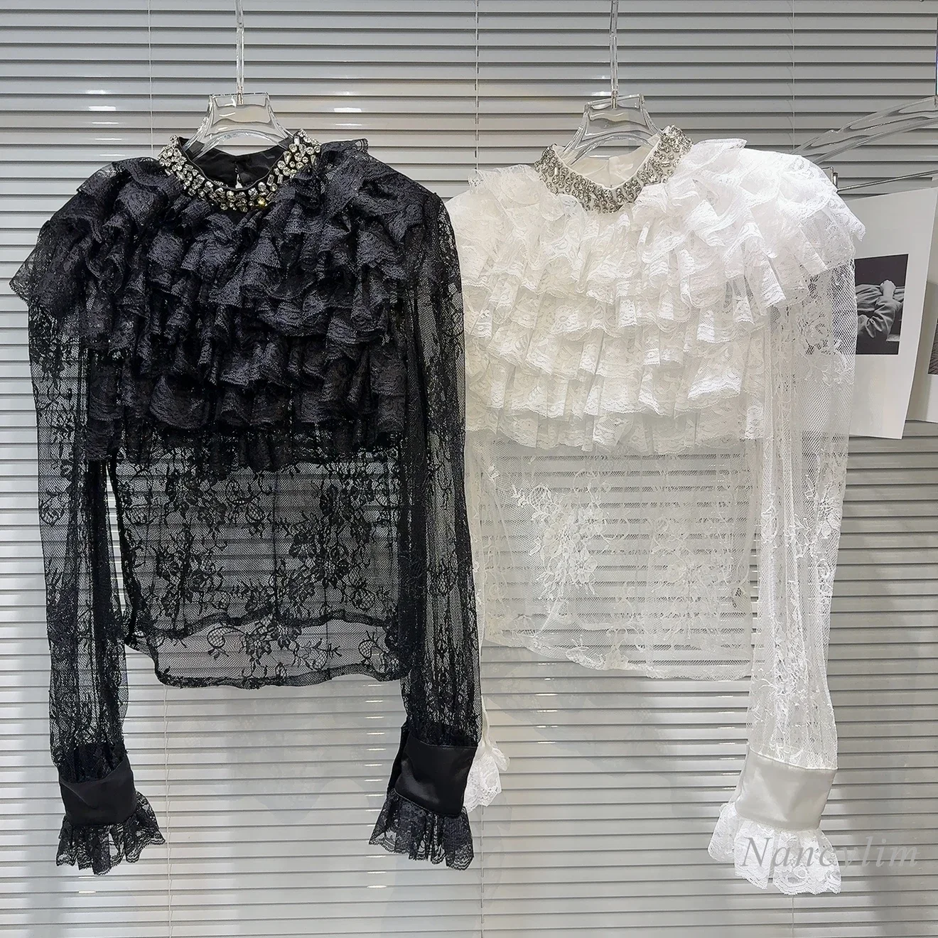 2024, зимняя новая французская ветровая рубашка с воротником-стойкой и ламинированным краем, уменьшающая возраст, кружевная рубашка, женская белая блузка