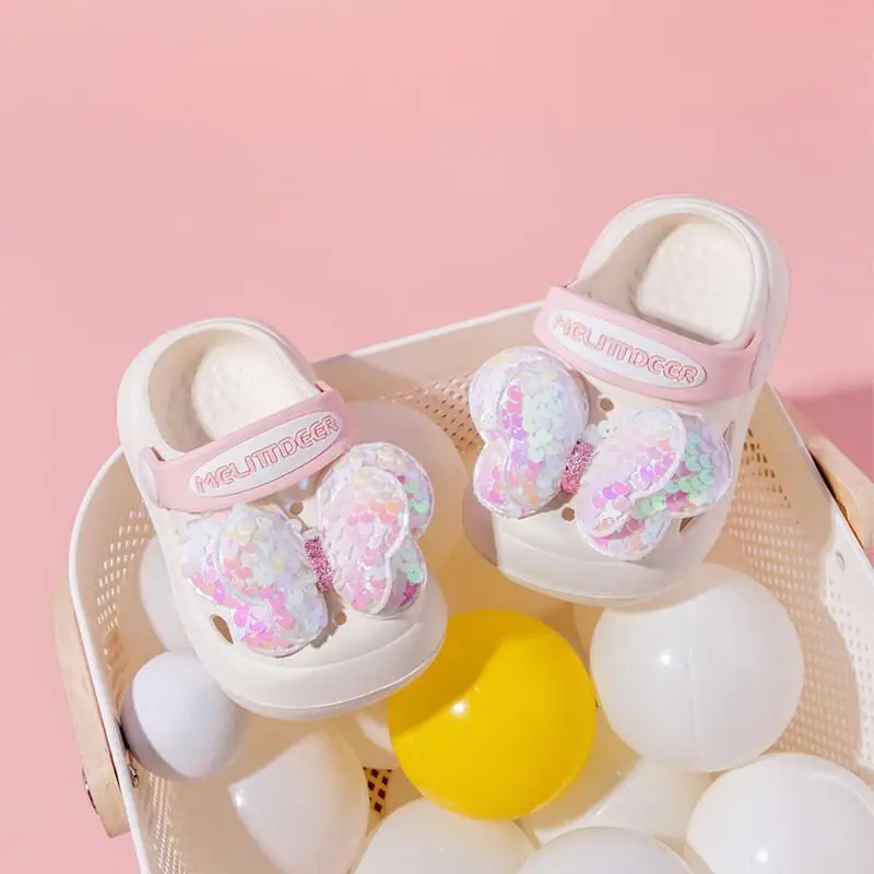 

Kawaii повседневная обувь, детская обувь, новые летние детские тапочки, блестящие дышащие полые сандалии с героями мультфильмов для девочек, модные нескользящие сандалии