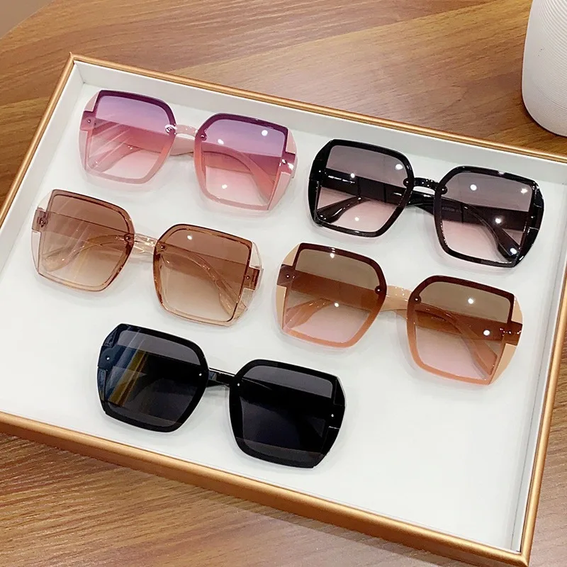 ファッションデザイナー スクエアサングラス 女性 レトロ ヴィンテージ グラデーション サングラス 女性 クリアレンズ ブラック ホワイト