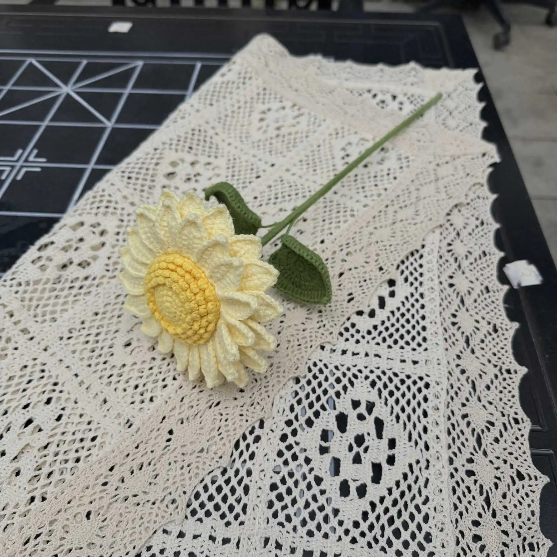 Kreative Künstliche Sonnenblumenzweige Gehäkelter Sonnenblumenstrauß Fertiggestellte Handgewebte Blume Raumdekoration Liebliches Geschenk – Detail 4