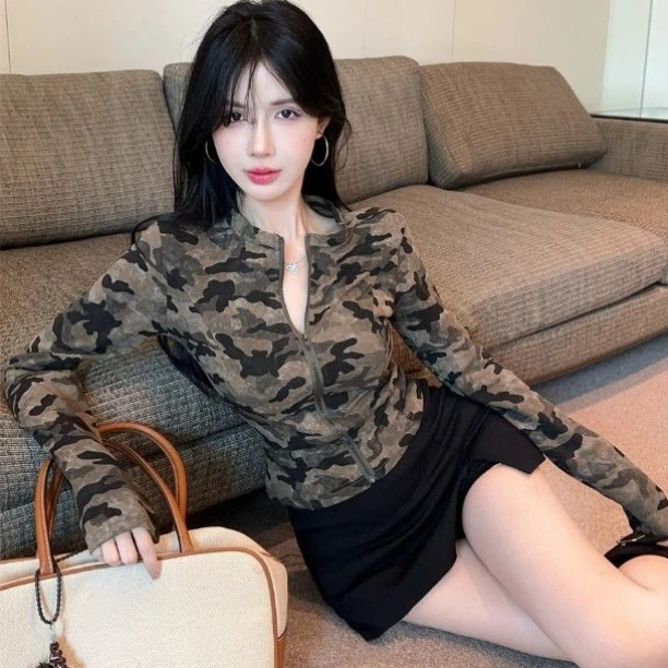 Trendy Women's American Vintage Camo Zipper Long Sleeved T-Shirt Spring Autumn Figure Fit Cutout Strap Crop Top Sexy Chic