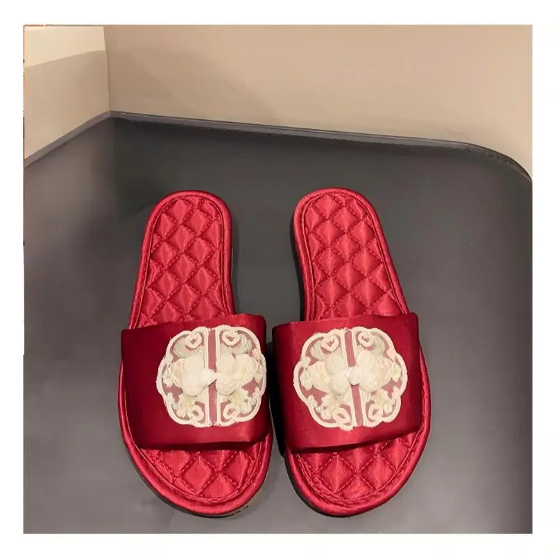 

Женские домашние тапочки, новые модели, с открытым носком, мягкая подошва, нескользящие, легкие, высококачественные шелковые тапочки для всех сезонов.