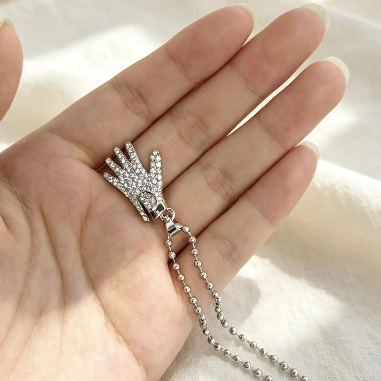 Full Diamond Michael Jackson Gloves Necklace Men's and Women's Same Niche Jewelry Unique Personality Palm Clavicle Chain Gift - view 3
