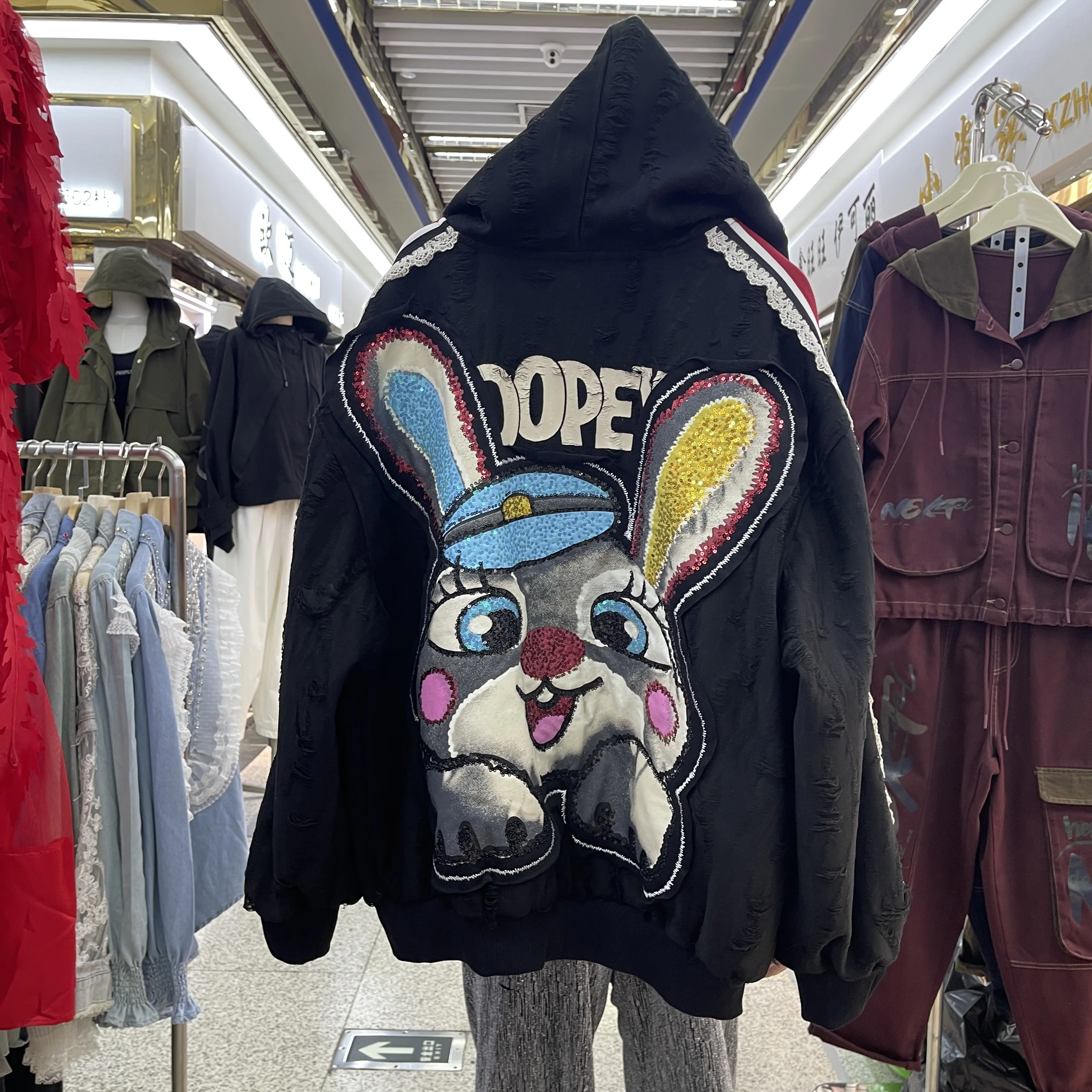 เสื้อแจ็คเก็ตกระต่ายการ์ตูนปักเลื่อมหนัก แบรนด์ทันสมัย สำหรับผู้หญิง ฤดูใบไม้ร่วง 2025 รุ่นใหม่ ทรงหลวม ใส่ได้หลายโอกาส ช่วยลดอายุ พร้อมฮู้ด