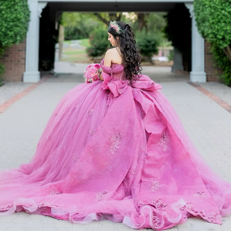 فساتين Quinceanera باللون الأحمر الوردي اللامع قبالة الكتف مزينة بالدانتيل مطرز بفيونكة تول لحفلات أعياد الميلاد الحلو 16 فستان Vestidos 15 De