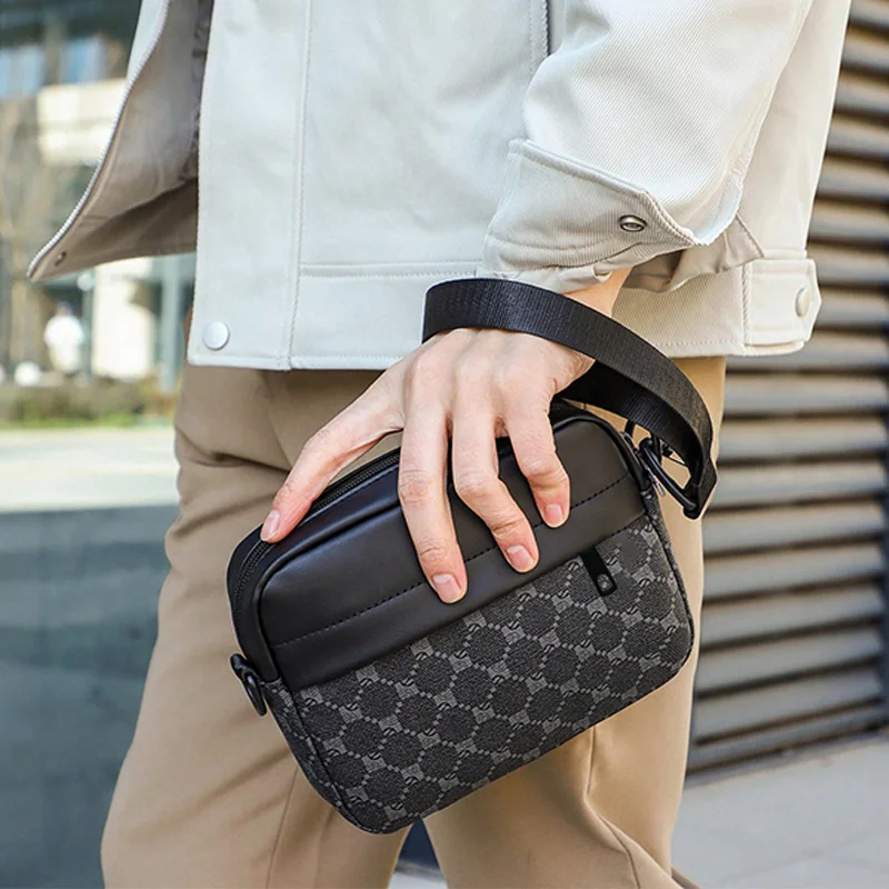 Herren-Umhängetasche im Vintage-Stil mit Print, aus PU-Leder, mit Kleinteilen versehen, kleine Schultertasche, verstellbarer Riemen, lässige Alltagstasche, Mini-Kameratasche. – Detail 10