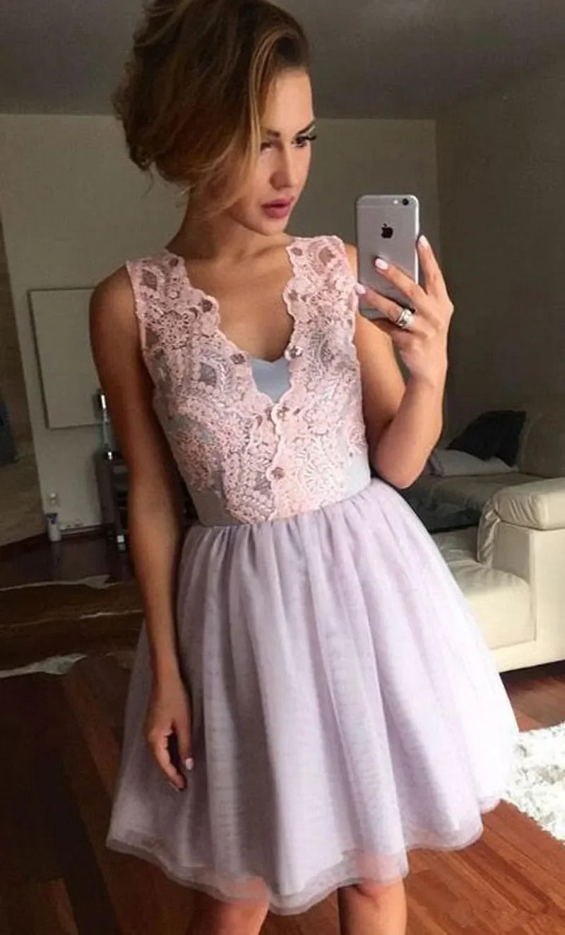 IRIDESCENT Lavender V-Neck See Through Back Mini Short Homecoming Dress Sleeveless Appliques Lace Short Prom Vestidos De Fiesta