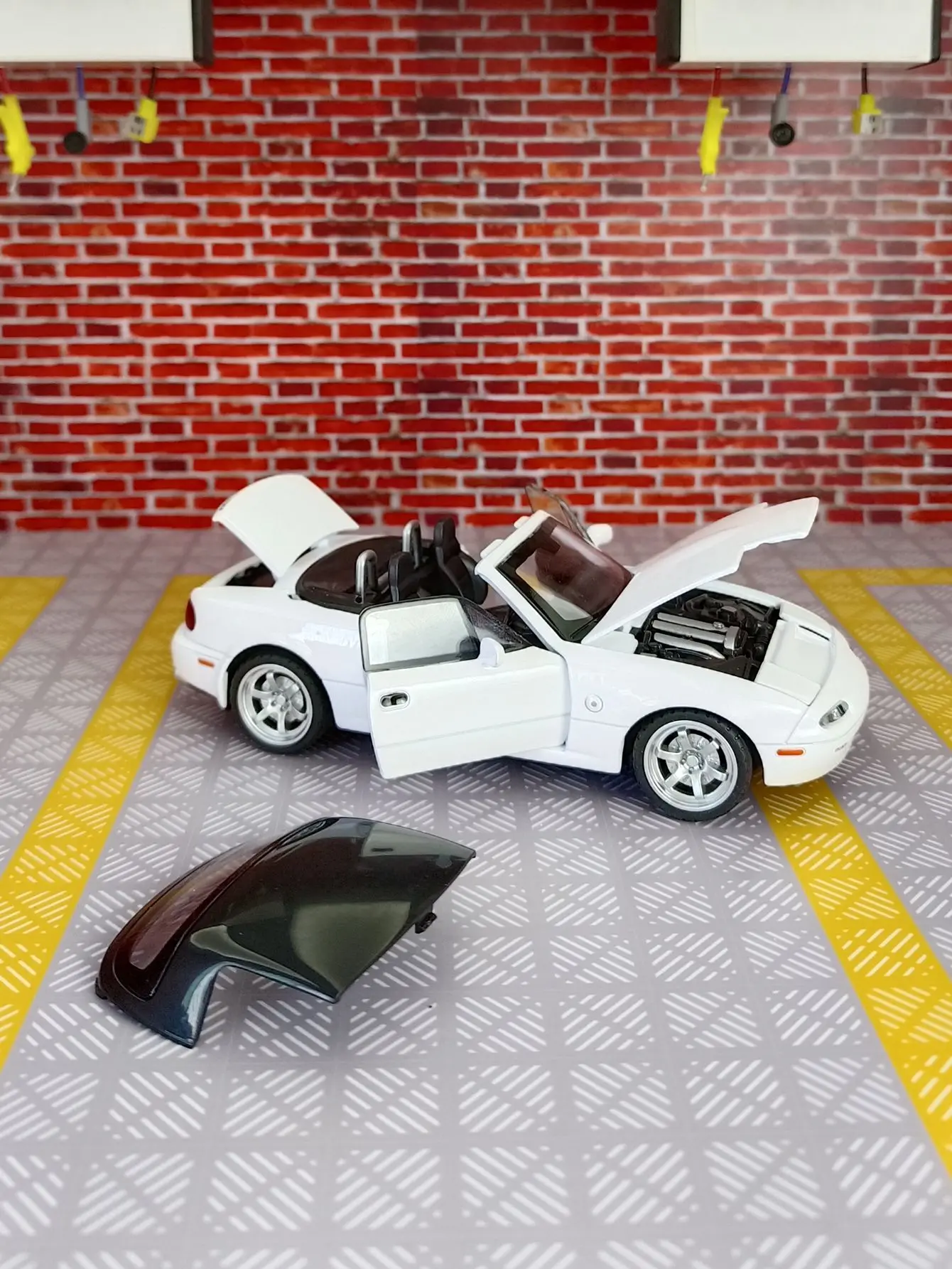 1:32 Mazda MX-5 modello di auto sportiva in lega ornamento convertibile auto giocattolo ribaltabile suono leggero e feedback luminoso regalo per auto per bambini