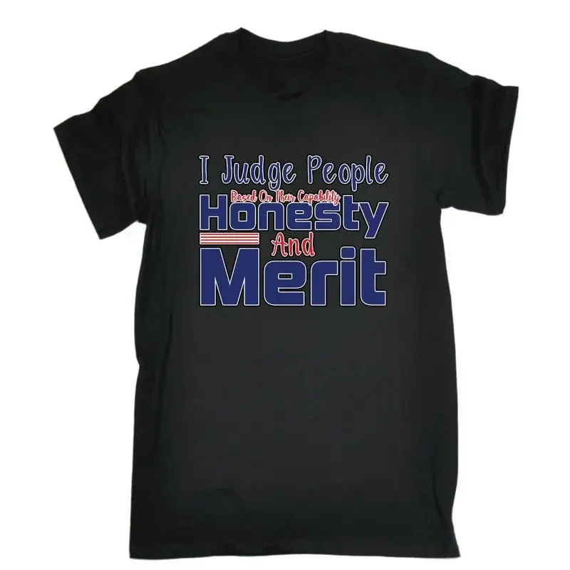 Je juge les gens en fonction de leurs capacités et de leur honnêté, t-shirt drôle pour hommes