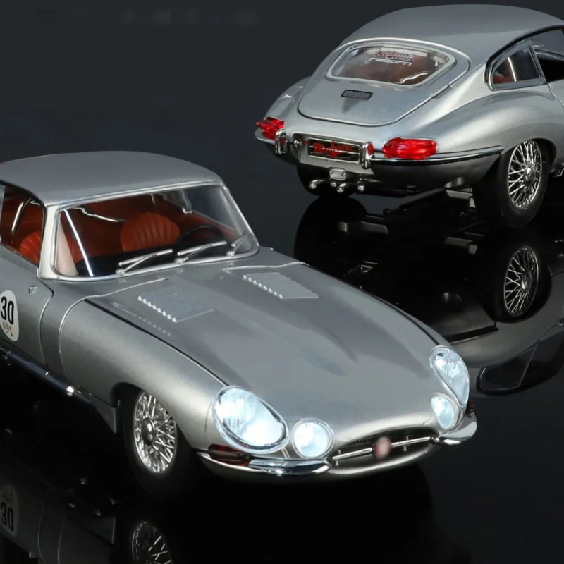 NUOVO 1:24 Jaguars E-Type Modello di auto in lega Suono e luce Tirare indietro Giocattolo per bambini da collezione Regalo di compleanno