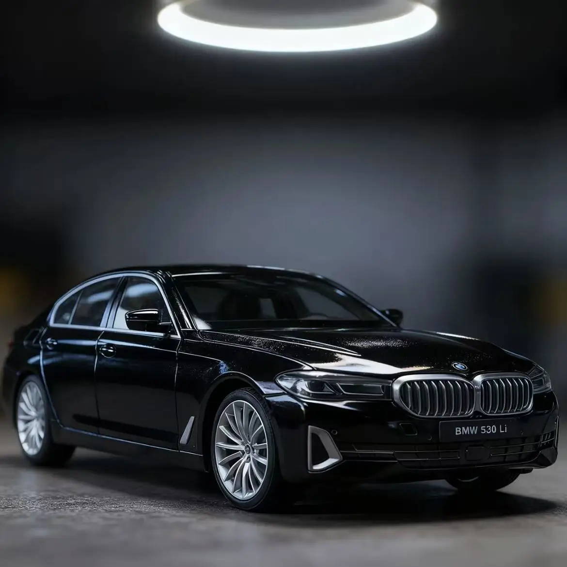 

New 1:24 530Li Business Alloy Car Model With Sound Light Car Fans Collectible Desktop Decor Kids Trend Toy Gift