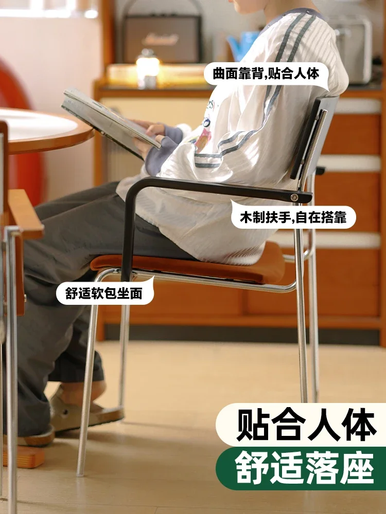 كرسي طعام من العصور الوسطى خفيف فاخر عالي الإحساس للمنزل مصمم كرسي من الخشب الصلب مسند ذراع حقيبة ناعمة ترفيه بسيط