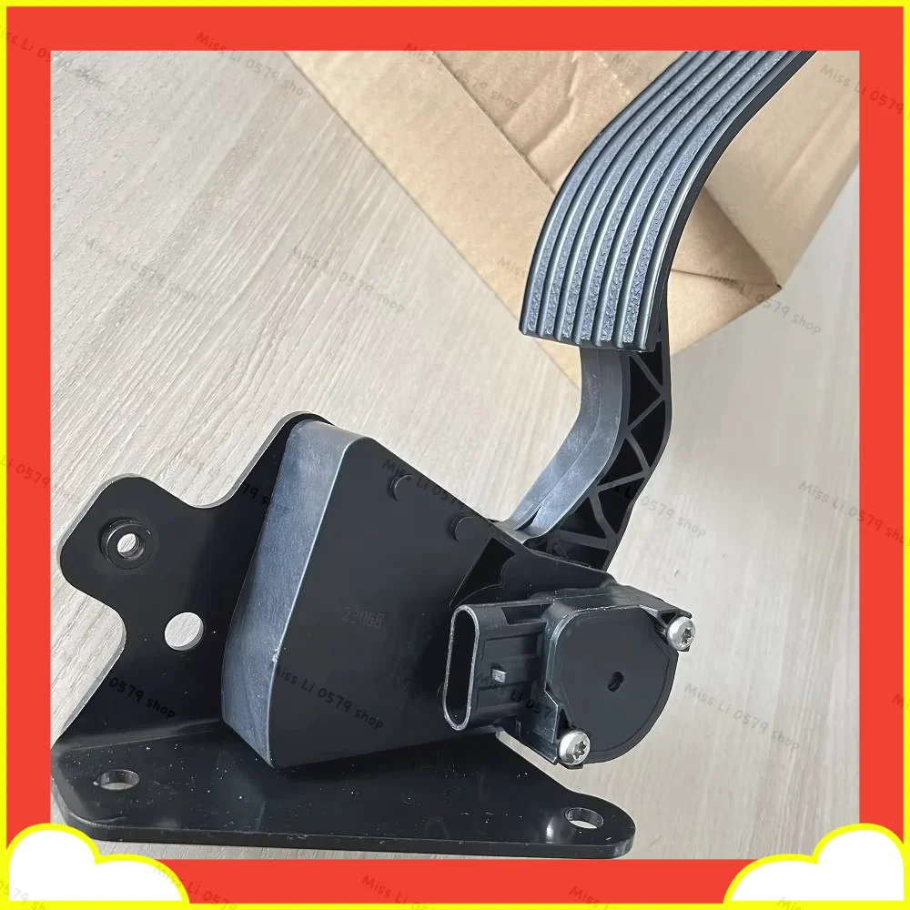 

Accelerator pedal switch 699-5102 2596214C92 is suitable for 2003-2007 harvesters