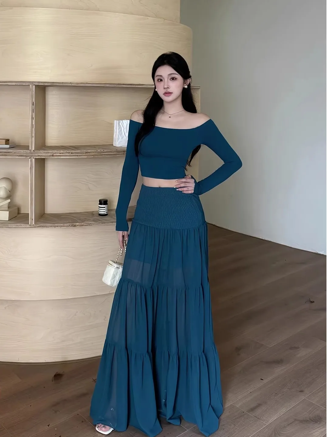 

Женский модный комплект из двух предметов: облегающая футболка с одним рукавом и юбка с высокой талией. Сексуальный повседневный образ для весны.