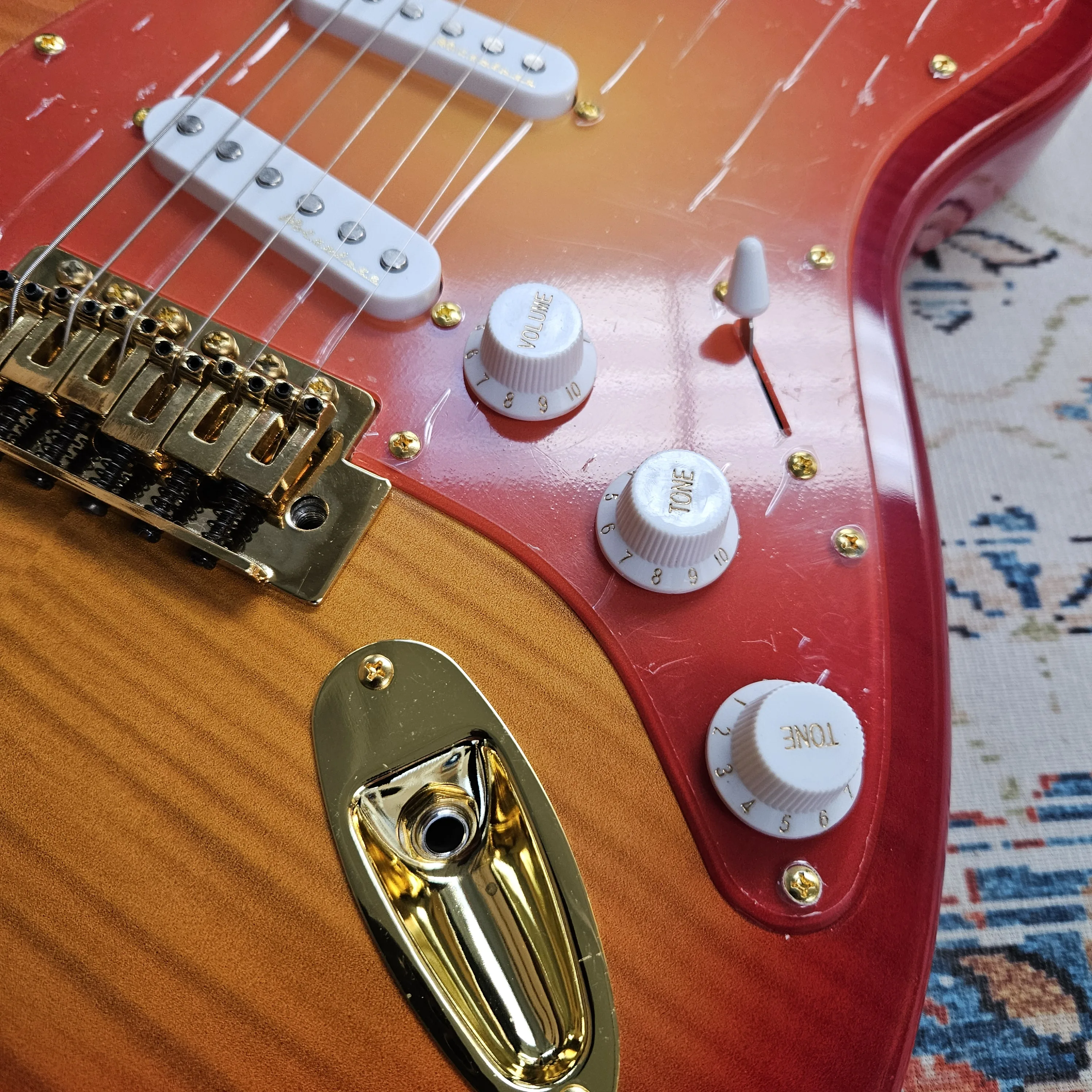 Sunburst S Maple SSS Electric Guitar, Gold Hardware, Amber Pearloid Pickguard, Tremolo Bridge, 22 Frets