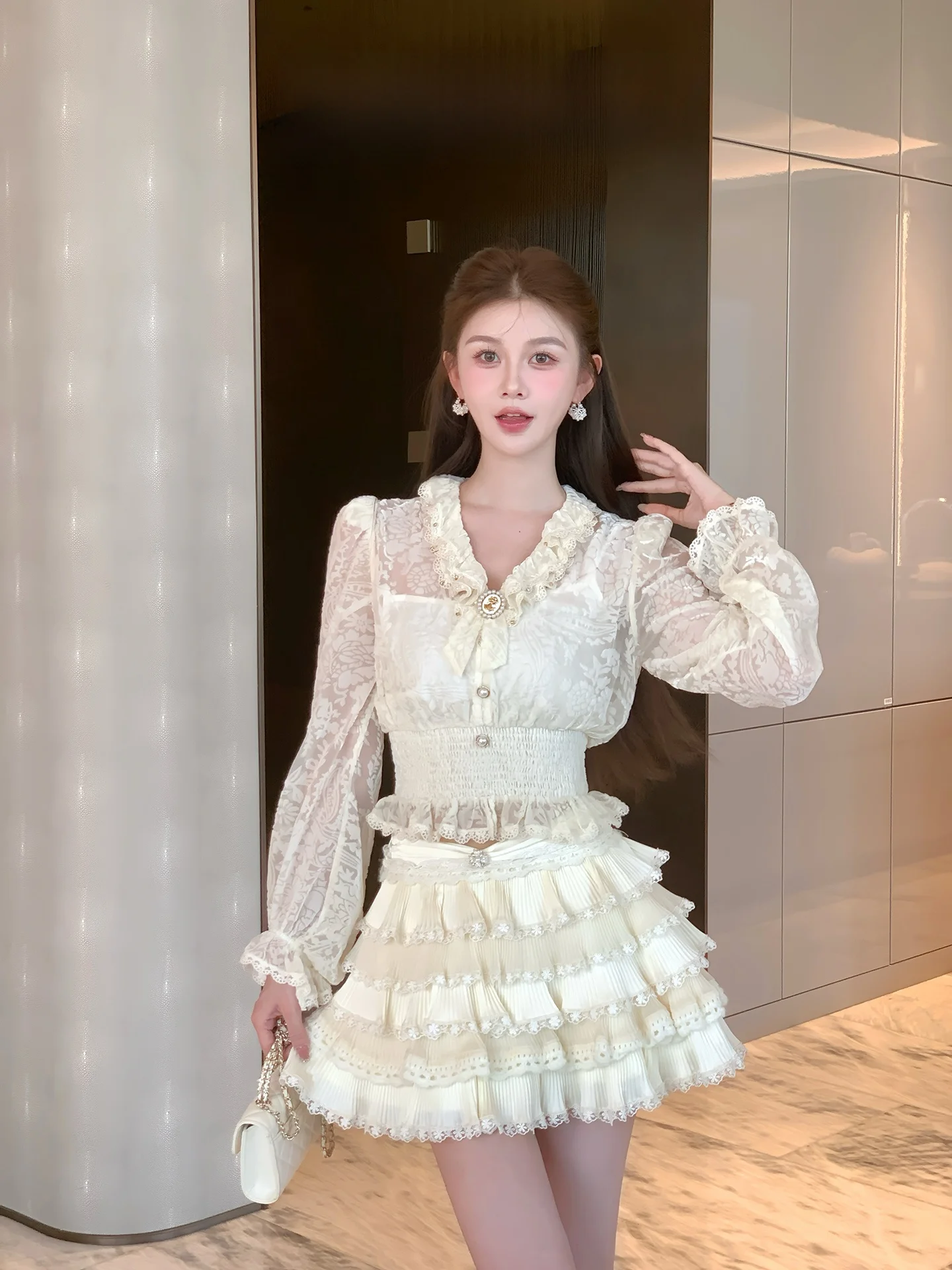 

AZZHEN Женская бархатная блузка с кружевом и длинными рукавами, ажурный дизайн, элегантный женственный стиль, дышащая, комфортная, во французском стиле