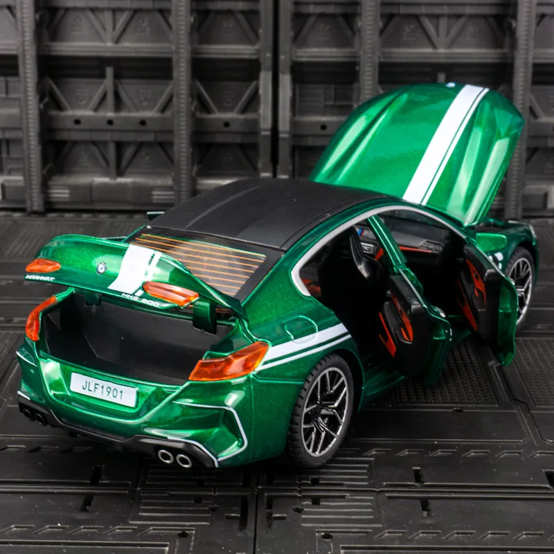 1:24 modelo de carro esportivo de liga BMW M8, coleção de acessórios de carro, portas e capô do motor, porta-malas pode ser aberto, brinquedos para meninos