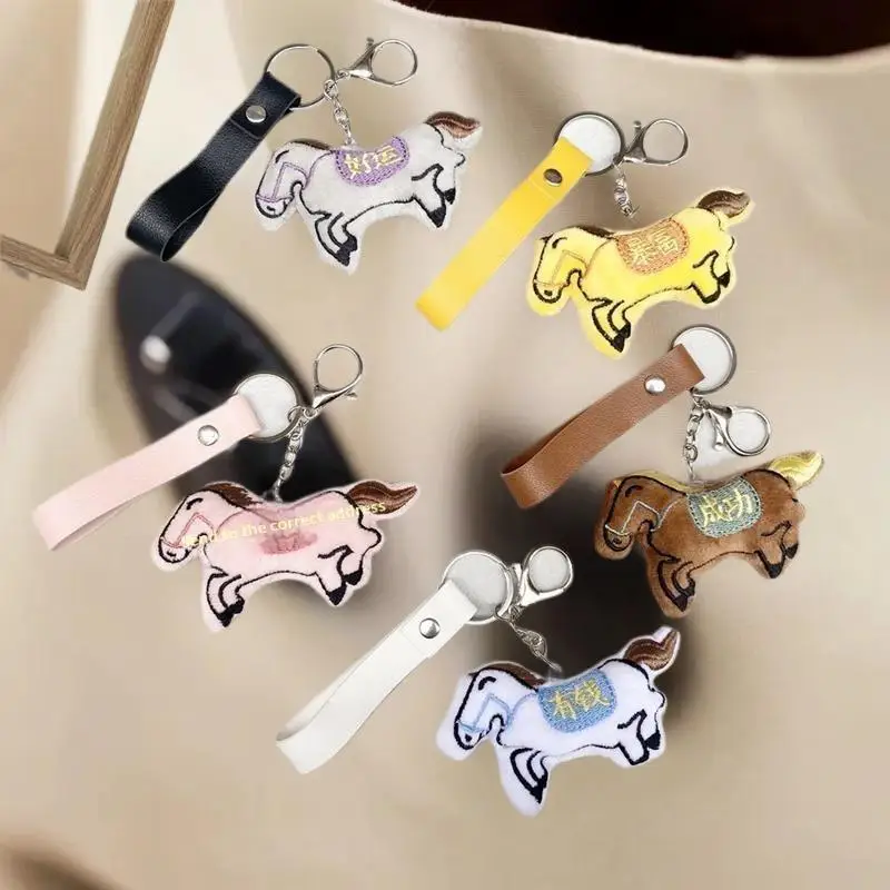 Urocza pluszowa maskotka kucyk, breloczek do kluczy z okazji Roku Konia, zawieszka do torby, prezent na Chiński Nowy Rok.